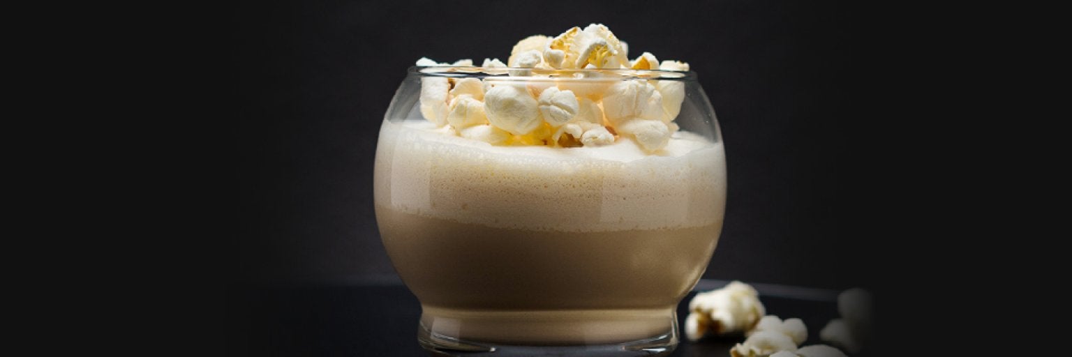 Bild på en kaffe drink med popcorn med svart bakgrund
