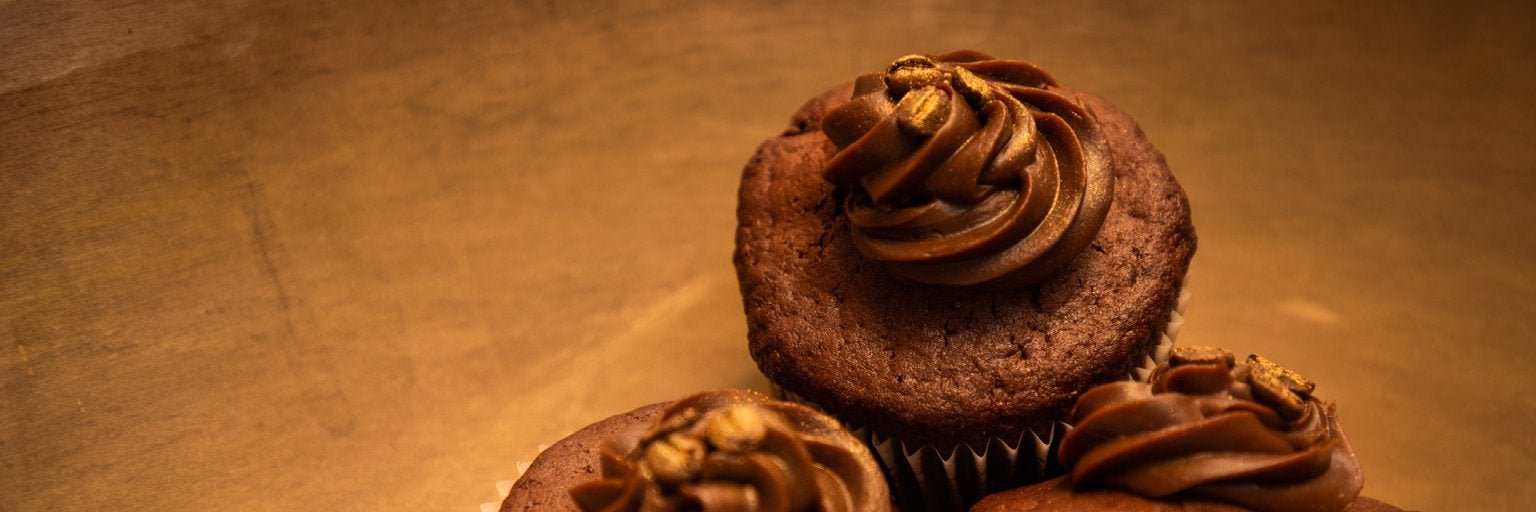 tre chokladmuffins i en skål 