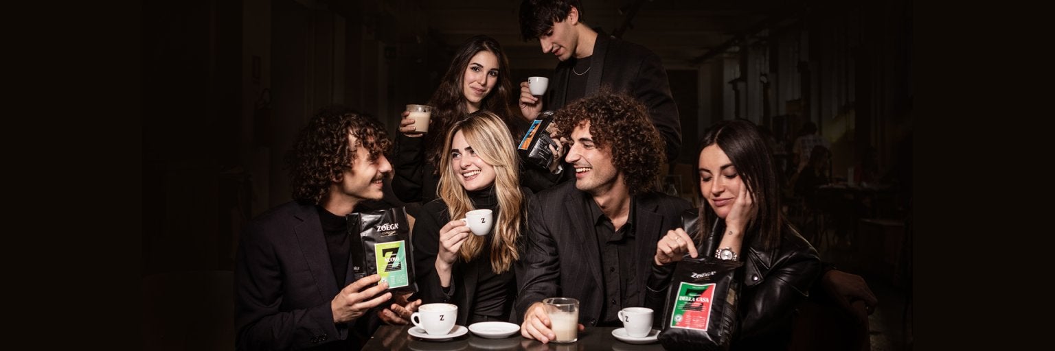 Grupp italienare dricker Zoégas espresso