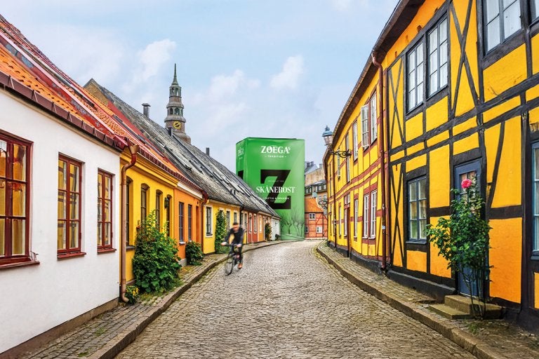 Bild på ett stort paket Skånerost mellan hus på en gågata i Ystad