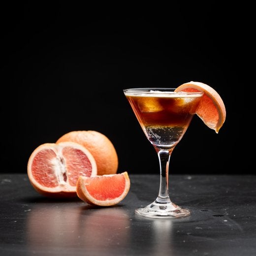 Drinkglas med grapefruit på sidan