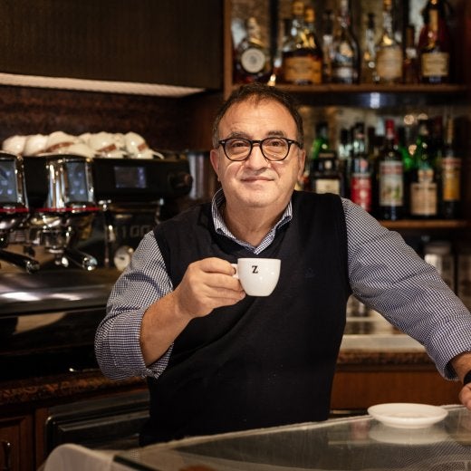 man i ett cafe dricker espresso