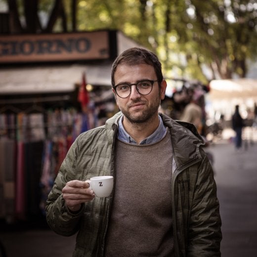 Man dricker Espresso på gatan 