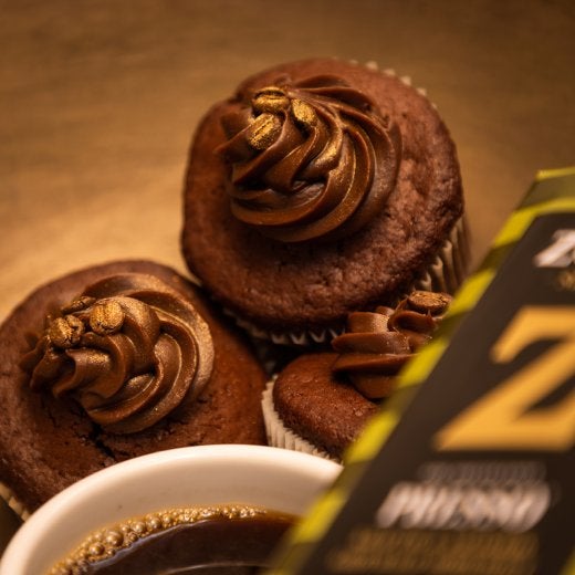 ett kaffepaket med muffins i bakgrunden 