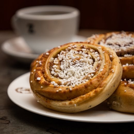 ett fat med kanelbullar 