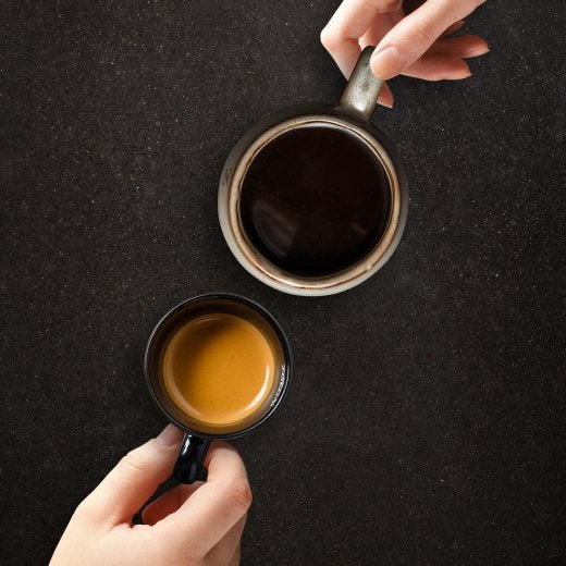 en kopp bryggkaffe och en kopp espresso 