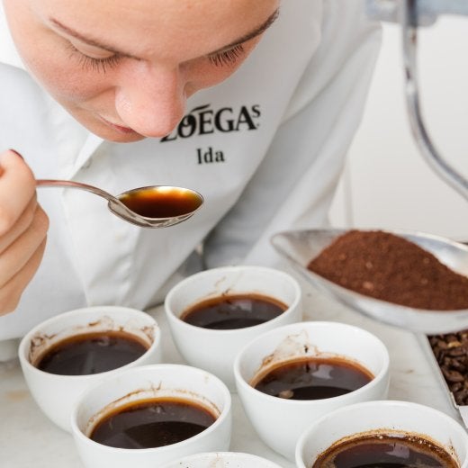 bild på en kvinna som testar kaffe