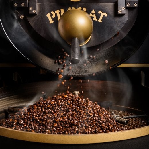 kaffe som rostas i en kafferostare 