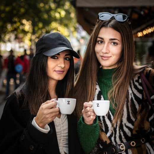 två tjejer dricke espresso 