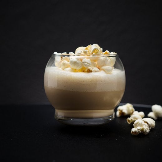 Bild på en latte med popcorn 