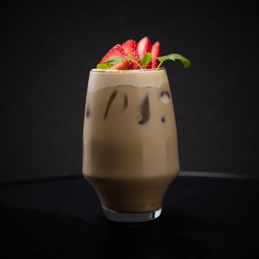 Bild på en latte med jordgubbar 