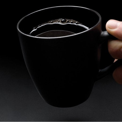 en svart kopp kaffe