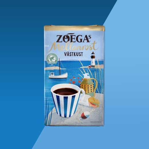 Bild på ett paket västkust kaffe med blå bakgrund 