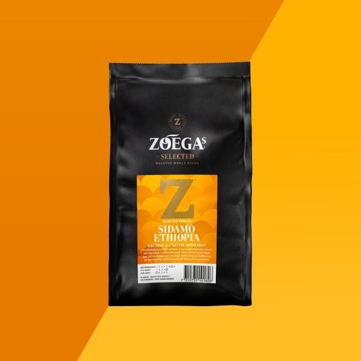 kaffepaket med orange bakgrund 