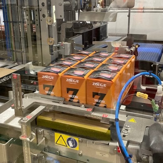 kaffepaket på band i fabrik