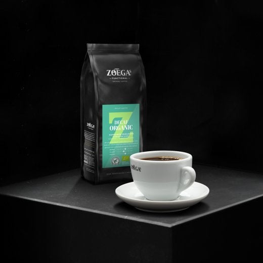 ett paket kaffe och en kopp