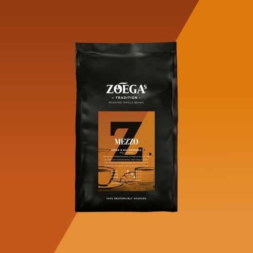 bild av ett paketkaffe med orange bakgrund 