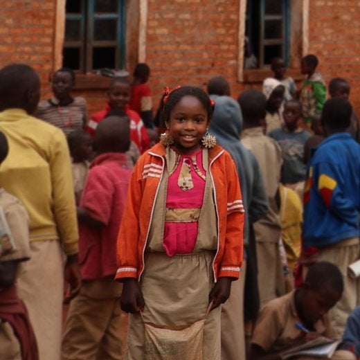 Flicka vid en skola i Burundi