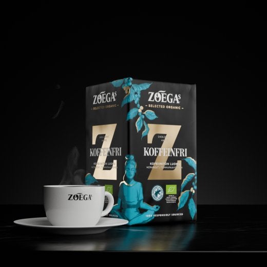 ett paket kaffe och en kopp 