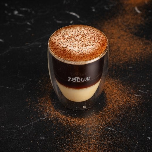 Söt kaffedryck med mörk bakgrund