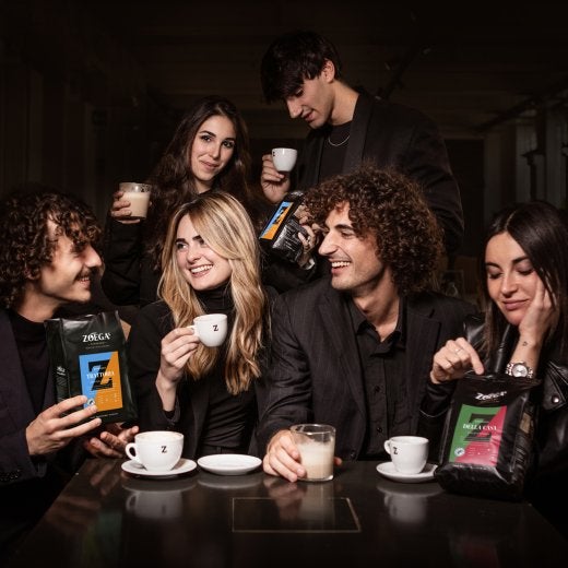 6 Personer dricker Espresso