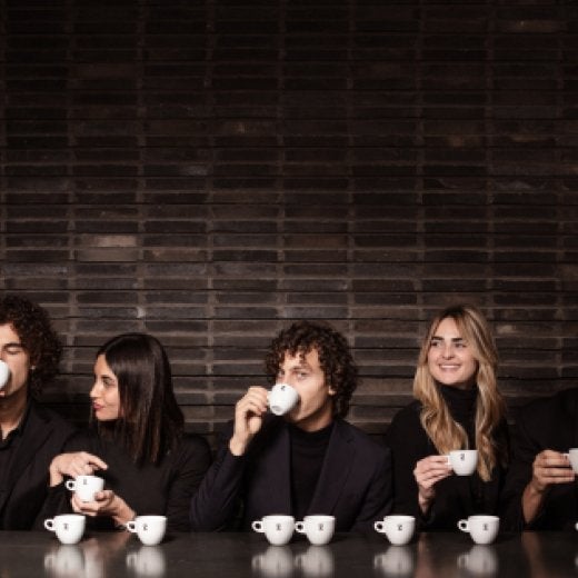 Personer dricker kaffe