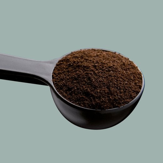 Ett kaffemått fyllt med kaffe