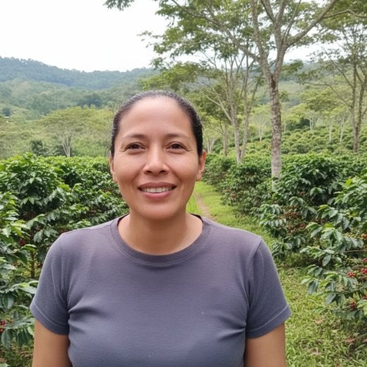 Kvinna vid ett kaffefält 