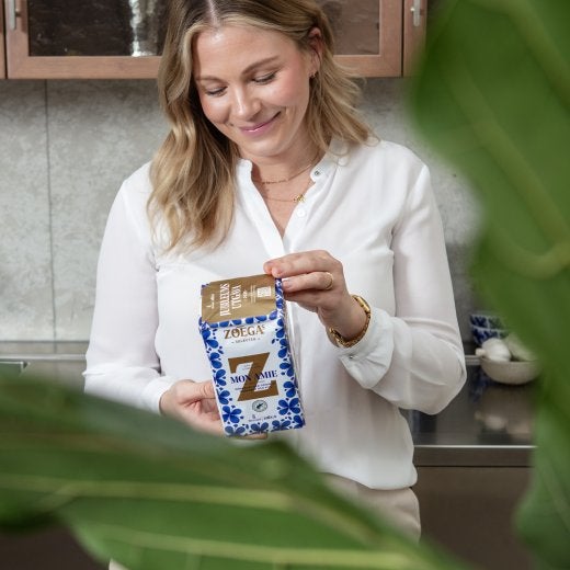 Kvinna som läser på ett kaffepaket