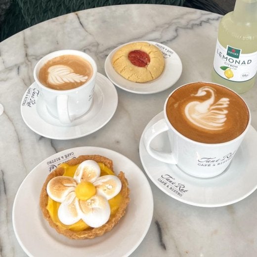 Fika, kaffe med hallongrotta 