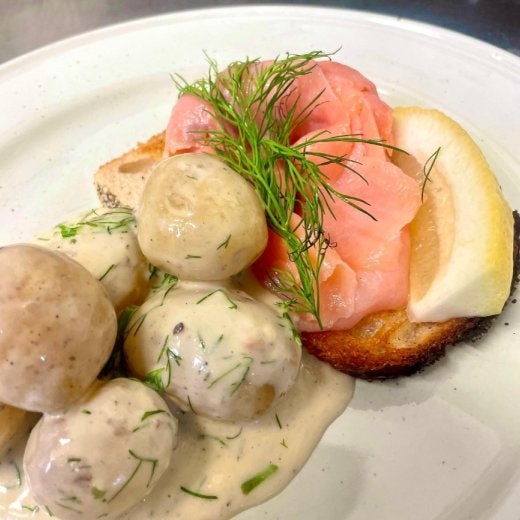 smörgås med röktlax och potatis