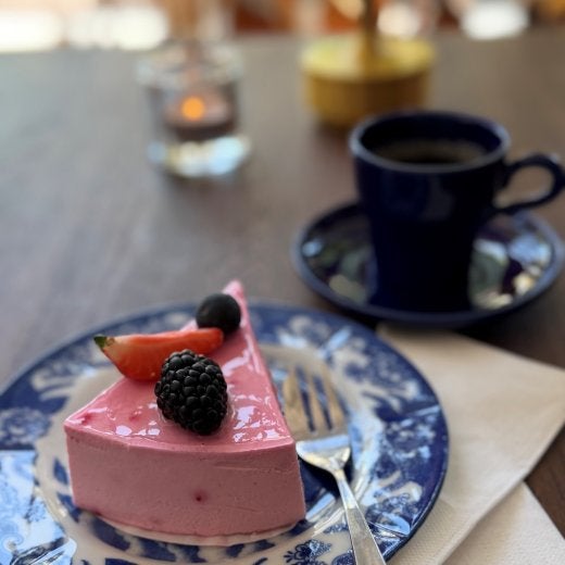 bakelse och en kopp med kaffe på cafe bistro i höganäs