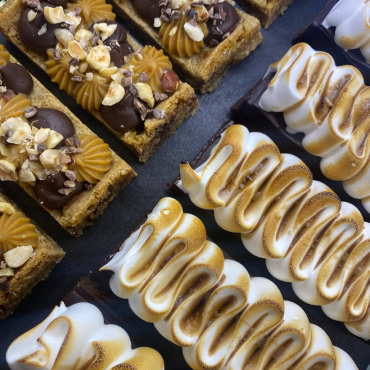rektangulära bakelser från brioche 