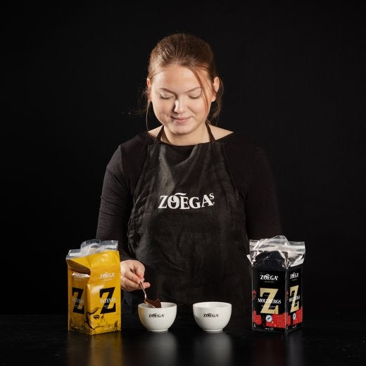 kvinna häller kaffe i två Zoégas koppar 